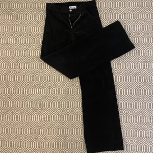 Wera manchesterbyxa  - Säljer manchesterbyxa från Wera. Strl 38, mid waist med raka ben 