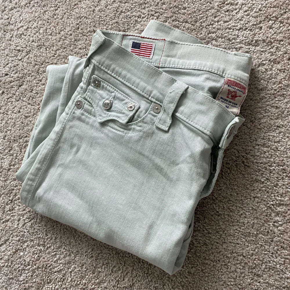 Låga true religion jeans, supersnygga i nyskick! Bild 1 & 2 är lånade <3 storlek 32 men utländsk storlek så motsvarar ungefär en 36/38. Jeans & Byxor.