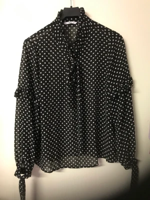 Vacker blus - Prickig skjorta/blus från Ellos. Svart med vita prickar. 