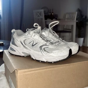 New Balance 530  - Så snygga och fräscha New Balance 530 🤍 Knappt använda är som nya, kartong medföljer. Storlek UK 5 vilket motsvarar 37-38. Nypris 1200 kr. 
