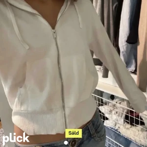 Zip up - Säljer denna trendiga tröja från HM! Liknar soft goat. Köpt här på Plick men aldrig fått användning för den så därför säljer jag den vidare❣️ stl L men passar jätte fint på Xs-s