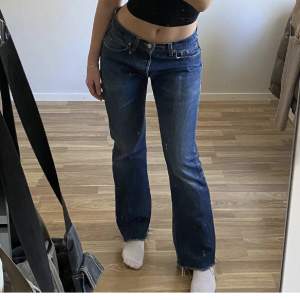 superfina Levis jeans som tyvär är försmå för mig då dom är lite små i storlekarna🫶🏼  midjemått: 39 rakt över, 81cm rakt över. innerbenslängd: 74cm. nypris: 700kr(ish) buda på i kommentarerna 👇🏼👇🏼(kolla min profil)