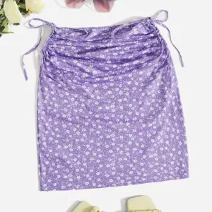 Lilja kjol med blommönster från Shein. Aldrig använd. Storlek M.