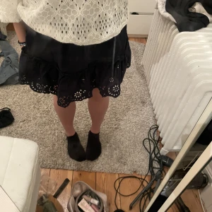 Mörkblå kjol - Jättefin mörkblå kjol med lite broderi💙