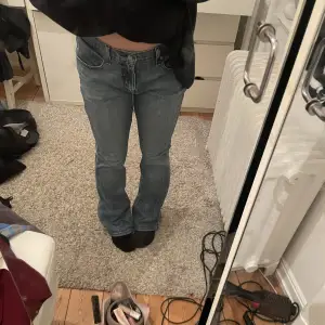 Ursnygga jeans i modellen bootcut, köpta secondhand💙