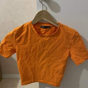 Orange topp från Zara, endast testad aldrig använd. Köpt för 100, säljer för 50kr! Behövs endast strykas, annars i toppskick ❤️ köparen står för frakten
