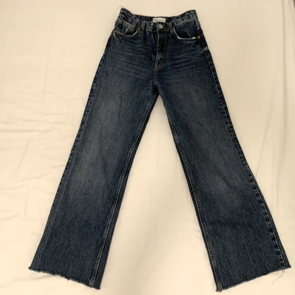 Dark denim jeans from Zara.. Jeans & Byxor.