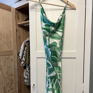 Slipdress Monki - Storlek small, reglerbara axelband, slits i sidan