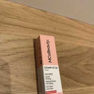 Cheek & lips - Oanvänd, färg: flamingo pink