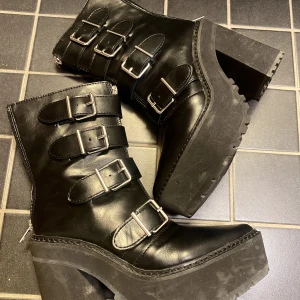 goth boots - Boots från märket Killstar, modellen heter Sorceress 🕷️ den saknar halvmånen som hängde på dragkedjan men annars är den felfri. Använd gärna köp nu :)