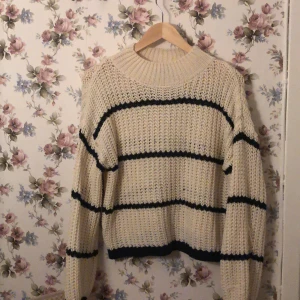 Randig tröja - Vit och svartrandig tröja från Shein. Några trådar sticker ut på vissa ställen. Annars bra skick 💕📦