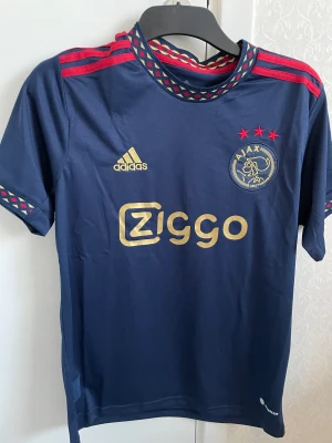 Ajax tröja - Helt ny fotbollströja i stl M