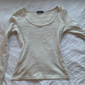 långärmad topp - så fin beige långärmad topp från brandy, använd ett få antal gånger !! 🥰 (fixar fler bilder snart)