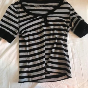 Randig tröja  - Superfin randig t shirt med lite längre armar. Sitter som en smäck på de flesta storlekarna men skulle uppskatta att den är en S 