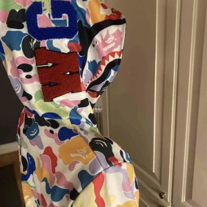 Bape hoodie  - Väldigt fin Bape hoodie🌟Aldrig använd för den var för stor för mig