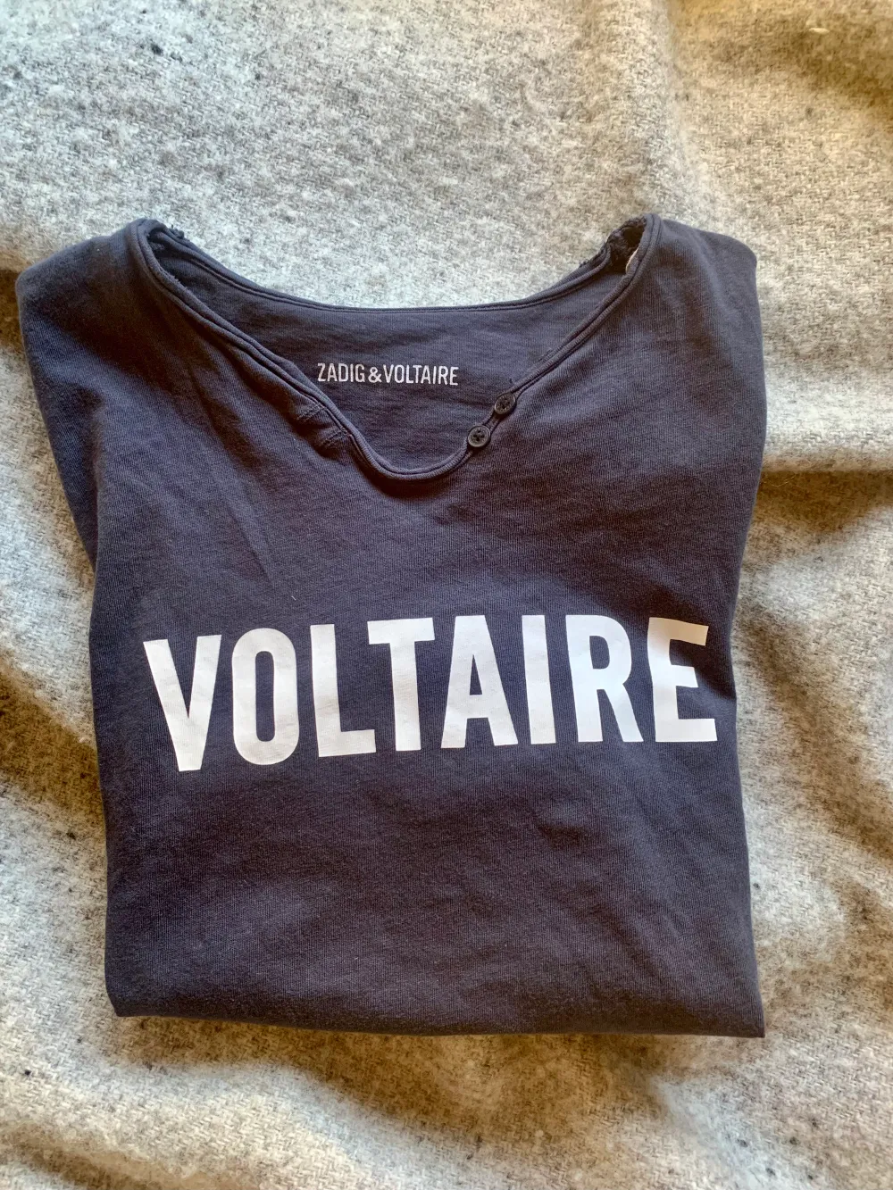 Säljer denna Zadig Voltaire t-shirt, endast använd fåtal gånger!💗 . T-shirts.