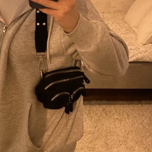 Väska - Superfin väska från Gina tricot. Har både ett kort och ett långt band som går att ta av/sätta på. Fint skick💕💕 80kr + frakt 