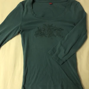 Topp med trekvartsärmar  - Jätte fin blå tröja med trekvartsärm från s.Oliver strl S