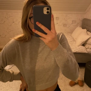 Stickad topp - Jätteskönt stickad topp/tröja i en fin grå färg från h&m i storlek xs. Säljer för 70kr + frakt