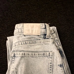 Ljusblå jeans - Snygga raka jeans från weekday