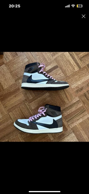 Travis Scott x Air Jordan 1 Retro High OG Mocha - Travis Scott x Air Jordan 1 Retro High OG Mocha Använda Box finns Bra skick storlek 44.5