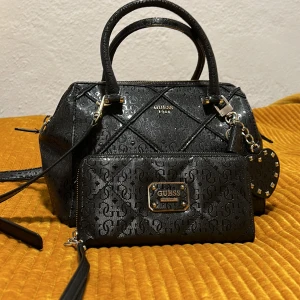 Guess väska, plånbok  - Guess väska, Guess plånbok, väskan som ny, lite använd, plånbok inte använd