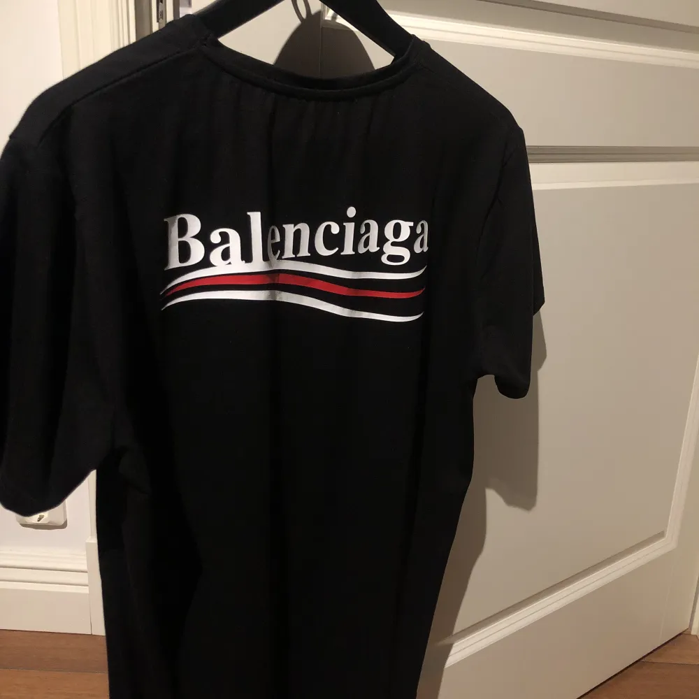 Säljer balenciagan, cond 10/10 knappt använd! Köpt från Farfetch, kvitto finns👊🏼 Buda, bin är 3500. T-shirts.