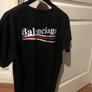 Balenciaga T-shirt  - Säljer balenciagan, cond 10/10 knappt använd! Köpt från Farfetch, kvitto finns👊🏼 Buda, bin är 3500