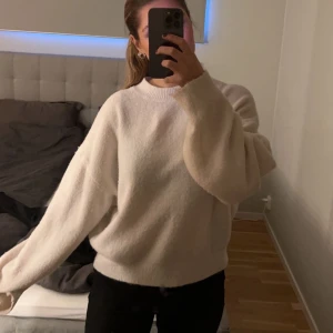 Stickad tröja från weekday - Säljer denna fina stickade tröjan från weekday. I väldigt bra skick. Använd inte köp direkt funktionen!!