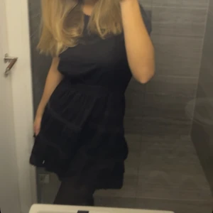 Svart klänning från zara - Svart klänning från zara som är använd typ två gånger. Jättefint skick. 