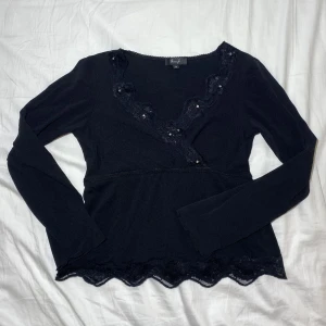 Svart långärmad tröja  - Svart y2k tröja med snygg urringning och spets/paljett detaljer. Perfekt skick, inga deflekter. Passar även S. Köps via Swish (frakt 54 kr) eller köp nu 💋