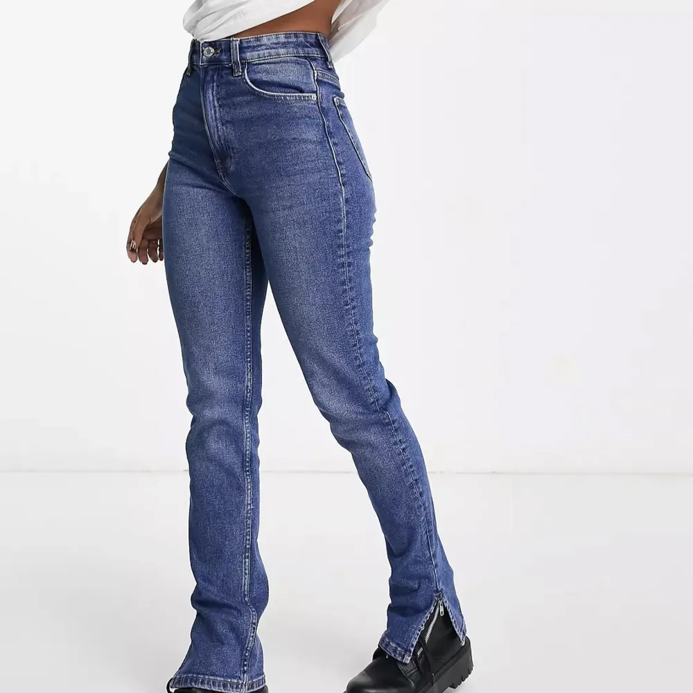 Säljer dessa snygga jeans från bershka. Dem sitter bra på mig som är 168 cm lång och normalt har 32-34 i storlek. Om du är intresserad eller vill ha flera bilder kontakta.. Jeans & Byxor.