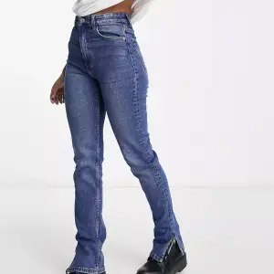 Säljer dessa snygga jeans från bershka. Dem sitter bra på mig som är 168 cm lång och normalt har 32-34 i storlek. Om du är intresserad eller vill ha flera bilder kontakta.