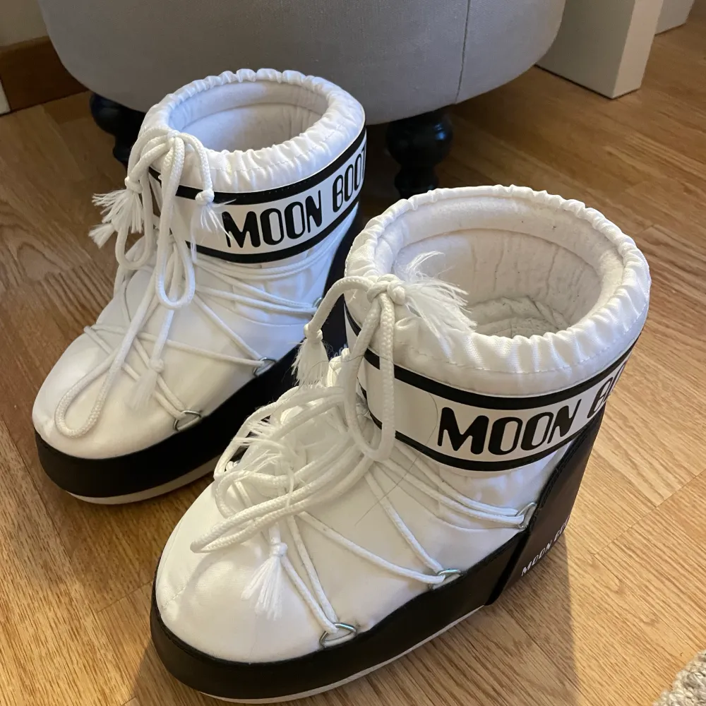 Säljer mina moon boots som jag köpte för 1 år sen 💘använt fåtal ggr och är fortfarande i bra skick. Storlek : 36-38 , kontakta för fler bilder👌🏼💘. Skor.