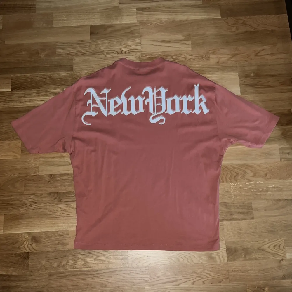 Snygg oversized t shirt med trycket ”New York” i baksidan. Säljer pga den sitter för liten för mig. Det är stl XS men den är oversized.. T-shirts.