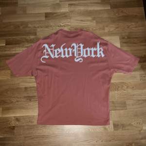 Snygg oversized t shirt med trycket ”New York” i baksidan. Säljer pga den sitter för liten för mig. Det är stl XS men den är oversized.