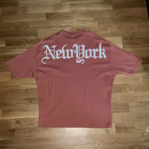 Snygg oversized t shirt med trycket ”New York” i baksidan. Säljer pga den sitter för liten för mig. Det är stl XS men den är oversized.