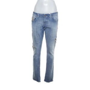 Diesel Jeans - Snygga lågmidjade jeans från Diesel med slitningar. 