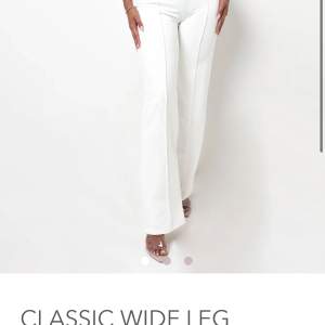 Vita kostymbyxor från Myoutfitonline.  Helt nya, oanvända. Storlek XS. Köpta för 29.97 $, säljer för 230 kr.