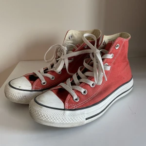 Converse - Säljer dessa fina röda converse. Sparsamt använda!