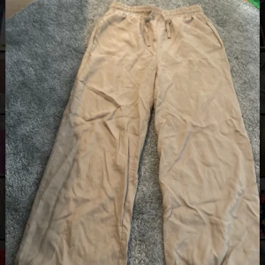 Linnebyxor  - Använda några gånger, går att ha högmidjade eller vika ner💕 lappen är avklippt men skulle uppskatta s/m! innerbenslängd: 76 midjemått: 39 (strechiga)💗 skriv om du undrar något🫶