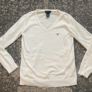 Gant tröja  - Gant tröja i storlek M, tröjan är liten i storleken och skulle även passa någon som normalt har storlek s-xs som mig själv. I bra skick.   Pris kan diskuteras vid snabb affär, möts upp i gbg 😊❤️