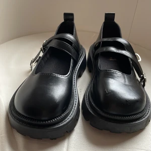 Mary Janes 💕 - Hej! Jag behöver få sålt mina Mary Janes så snabbt som möjligt! De är från shein 💕