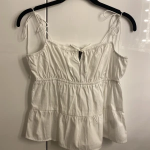 H&M topp - Vit topp från H&M. Oanvänd