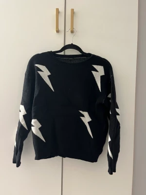 Snygg tröja - Säljer denna snygga tröja då den tyvärr inte kommer till användning! Väldigt skön och fint material❤️ Köparen står för frakten 
