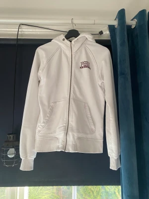 Peak Performance zip hoodie - Säljer nu min peak tröja. Den är i okej skick och extremt snygg, säljer den billigt pga av skicket, inga seriösa fel med den men använd och tvättad några gånger ;)