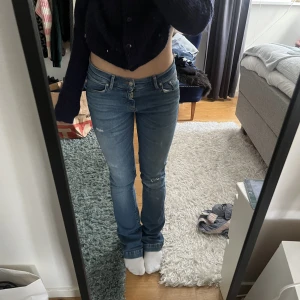 Lågmidjade jeans - Säljer dessa ass snygga jeansen från LTB som är i mycket gott skick och med ass snygga som slitningar vid knäna💕💕