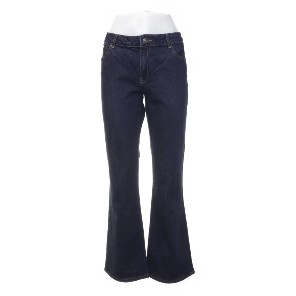 Fina lågmidjade jeans från R edition, storlek 42/44 men pssar också M och S, stretchiga, går att diskutera priset. Jeans & Byxor.