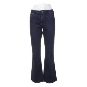 Lågmidjade jeans  - Fina lågmidjade jeans från R edition, storlek 42/44 men pssar också M och S, stretchiga, går att diskutera priset