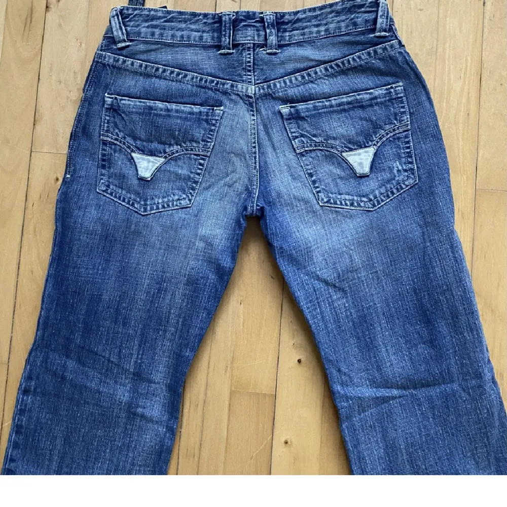Riktigt heta jeans köpta på Plick som tyvärr inte passade. Innerben: 80 cm Midja:84 tvärs över. Jeans & Byxor.